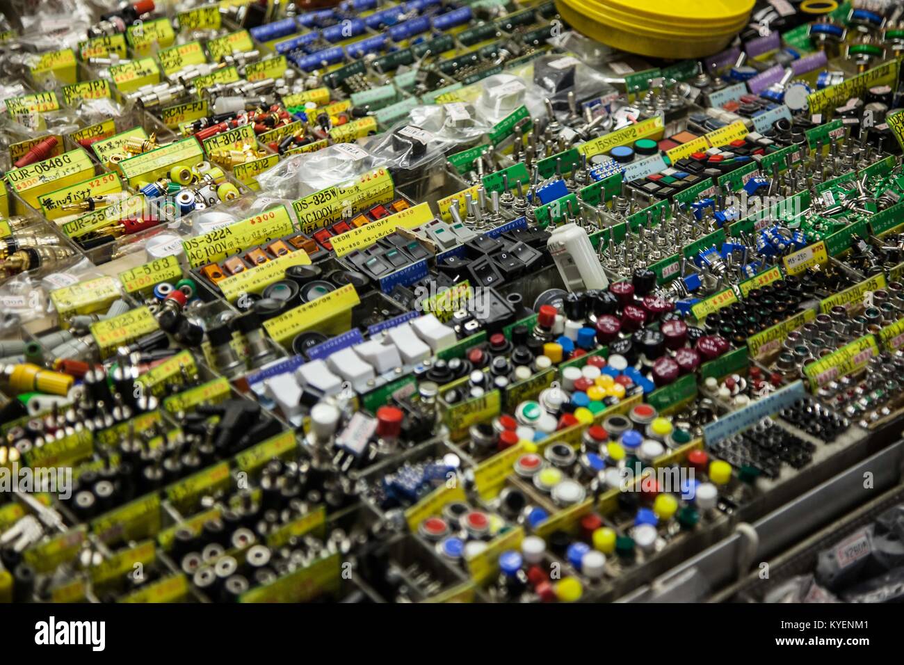 Close-up de plusieurs rangées de cellules contenant de petits composants électroniques pour les cartes de circuits imprimés, dans le quartier de l'électronique d'Akihabara, Chiyoda ward, Tokyo, Japon, Novembre, 2017. () Banque D'Images