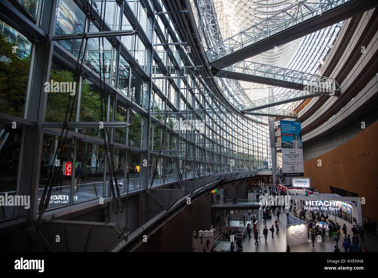 Intérieur de la Tokyo International Forum, un centre de convention et du centre commercial de Chiyoda ward, Tokyo, Japon, Novembre, 2017. () Banque D'Images