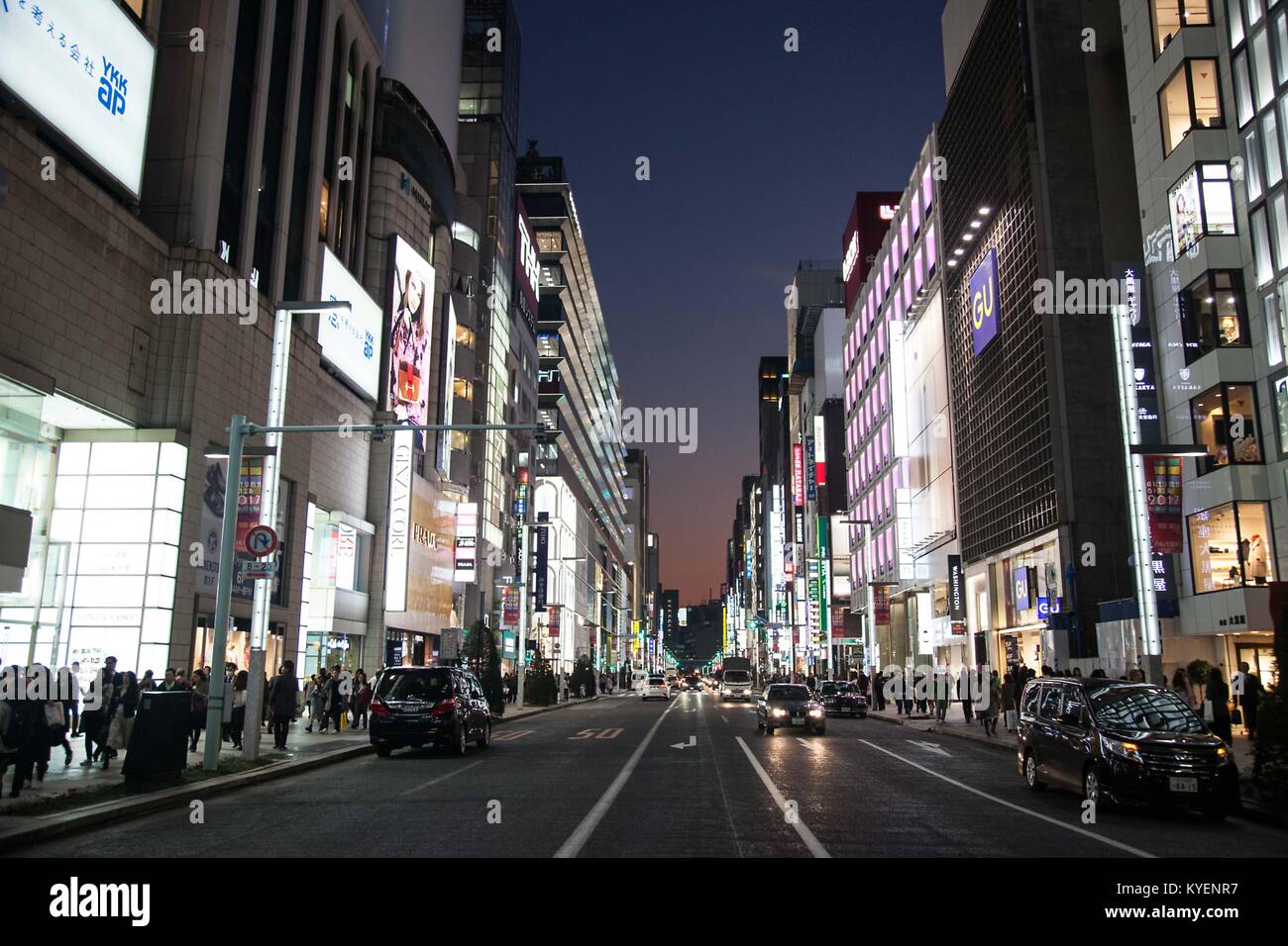 Vue nocturne de la ville animée de devantures et des signes dans la station Ginza, connue pour ses restaurants et bars plus âgés, dans le quartier de Chiyoda à Tokyo, Japon, Novembre, 2017. () Banque D'Images