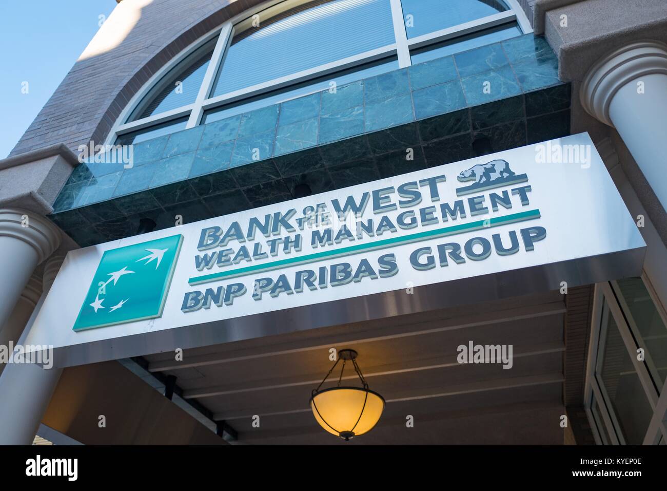 Logo pour signer avec la direction générale de la gestion de patrimoine de la Banque de l'Ouest, une division du groupe BNP Paribas, au large de l'avenue University dans la Silicon Valley, à Palo Alto, Californie, le 14 novembre 2017. () Banque D'Images
