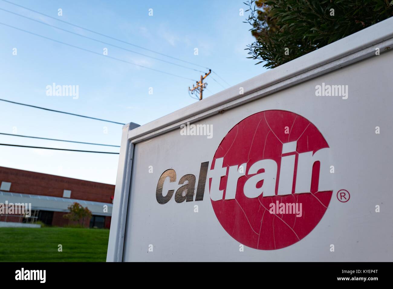 Signer avec logo pour Railroad Company Caltrain dans la Silicon Valley, Menlo Park, Californie, le 14 novembre 2017. () Banque D'Images