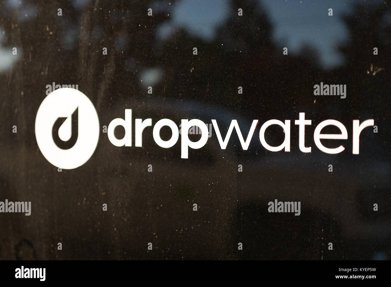 Close-up de signer au siège des premières étapes de démarrage Dropwater boire dans la Silicon Valley, Menlo Park, Californie, le 14 novembre 2017. () Banque D'Images