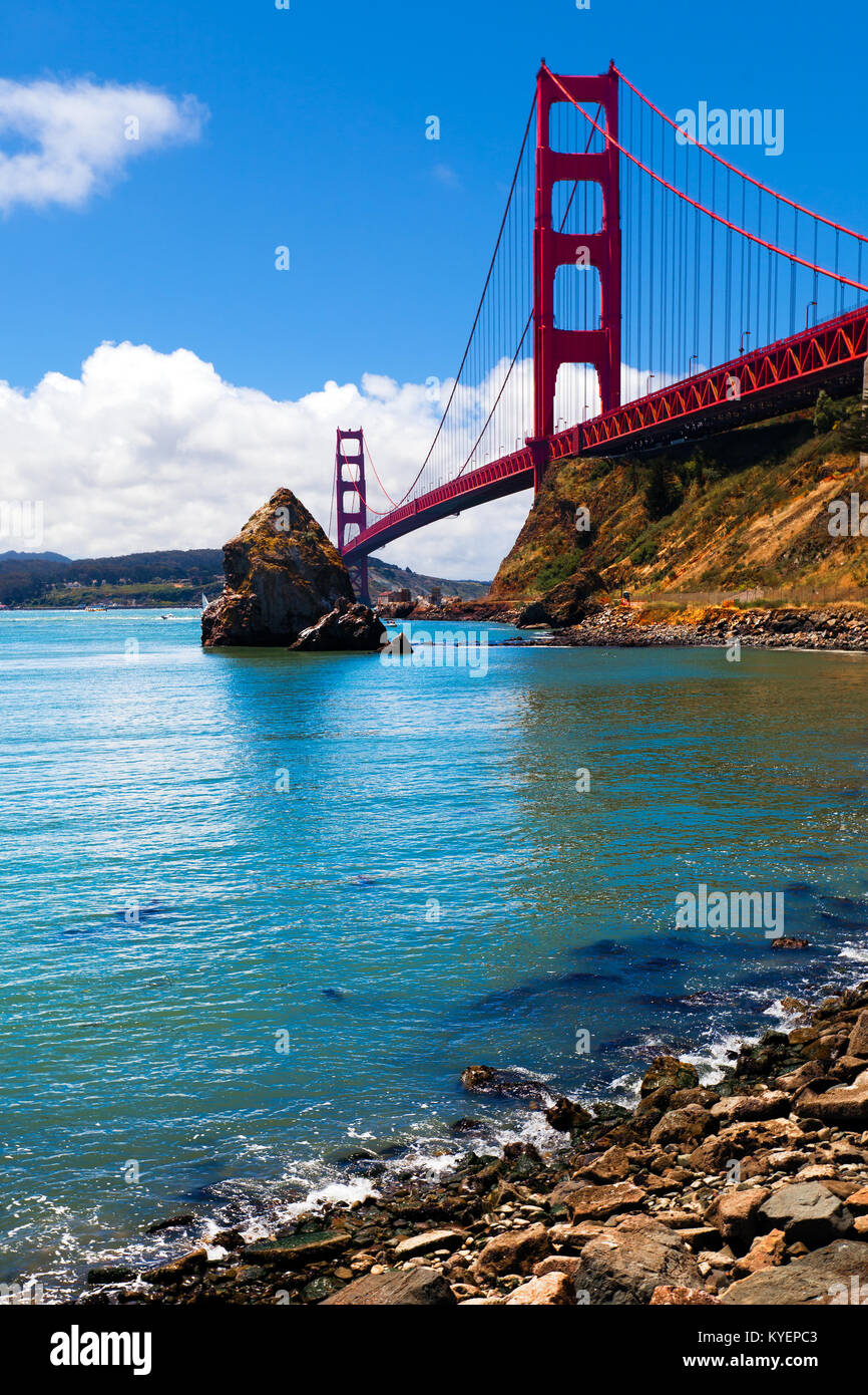 Golden Gate Bridge vu du côté nord au bord de l'eau. Beau point de vue, pour une vue unique de l'emblématique span. Banque D'Images