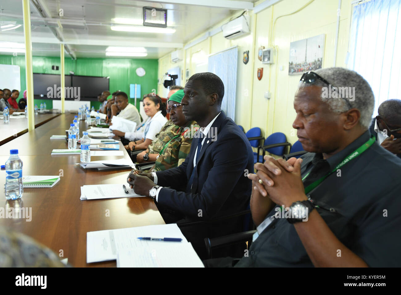 Les participants de l'Organisation des Nations Unies et l'Union africaine en Somalie (AMISOM), assister à une réunion de groupe de travail militaire civile tenue à Mogadiscio, Somalie le 7 septembre 2017. L'AMISOM Photo / Omar Abdisalan Banque D'Images