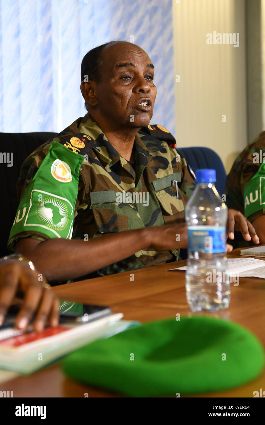 Le général de corps d'armée Osman Noor Soubagleh, commandant de la Force de la Mission de l'Union africaine en Somalie (AMISOM), s'est entretenu avec des officiers supérieurs de l'AMISOM lors de la réunion des commandants de secteur à Mogadiscio le 22 juillet 2017. Banque D'Images