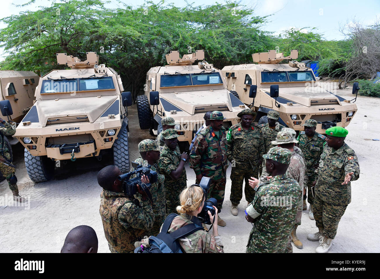 Le brig. Le général Miguel A. Castellanos, US Army Commandant général adjoint CJTF-HOA Somalie, parlant au commandant du contingent ougandais de l'AMISOM Brig. Muhanga général Kayanja après un don de véhicules de combat sur 25th/Sep/2017, à Mogadiscio, en Somalie. L'AMISOM Photo/Atulinda Allan Banque D'Images