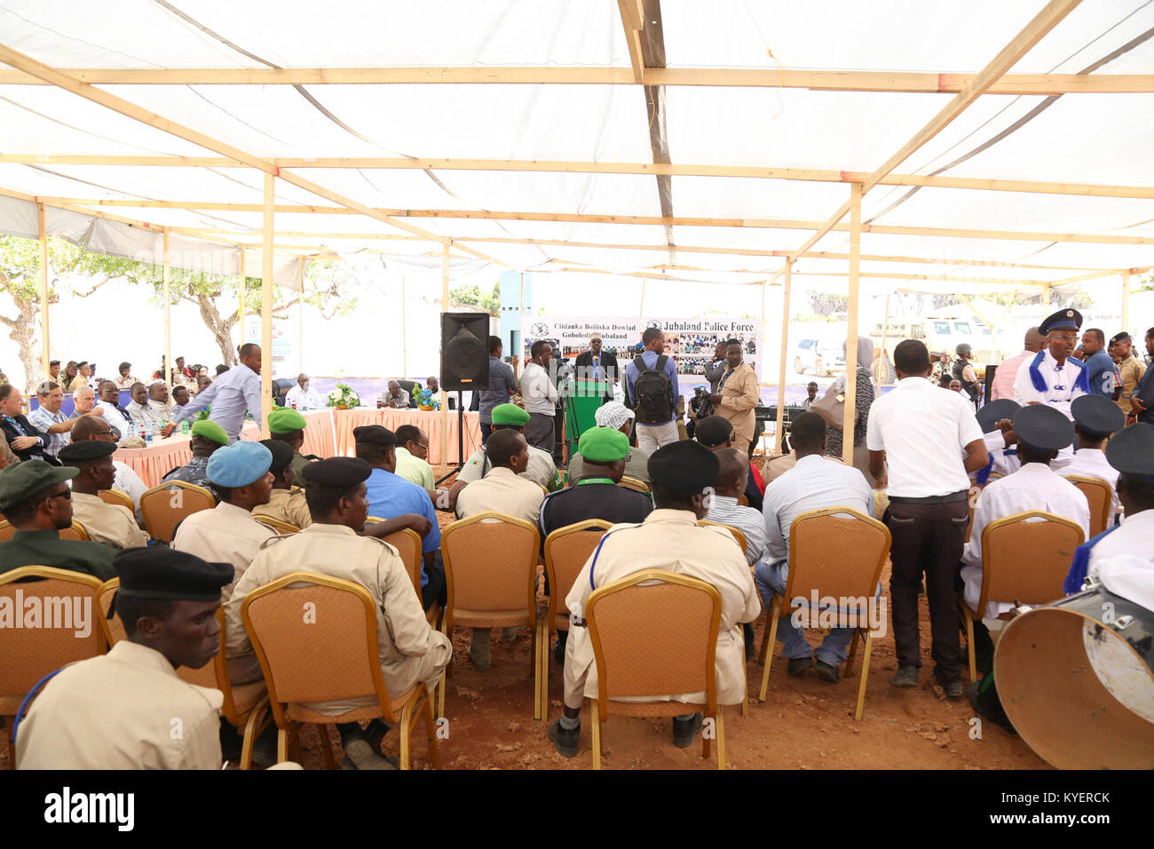 Des policiers de l’AMISOM et du Jubbaland lors de la cérémonie de remise d’un poste de police rénové à Kismayo, Somalie, le 9 octobre 2017. La cérémonie a marqué la coopération entre les forces de sécurité internationales et locales. Banque D'Images