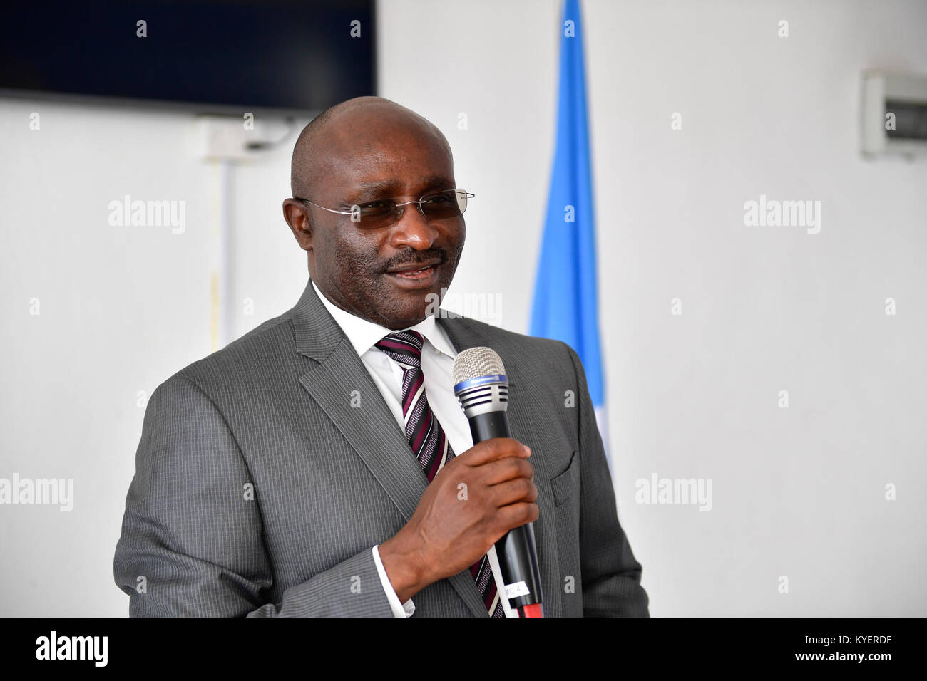 Simon Mulongo, le Représentant spécial adjoint du président de la Commission de l'Union africaine pour la Somalie (DSRCC) parle au cours de la cérémonie de remise d'un assortiment de produits alimentaires offerts par la Commission de l'Union africaine au Président du gouvernement fédéral somalien à Mogadiscio le 10 octobre 2017. L'AMISOM Photo / Ilyas Ahmed Banque D'Images