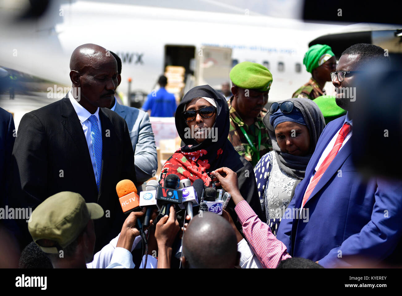 Dr Fawziya Abikar, ministre fédéral de la santé et des services sociaux, s’adressant aux médias à l’aéroport international Adan Adde après avoir reçu un don de fournitures médicales du gouvernement kenyan en 2017. Banque D'Images