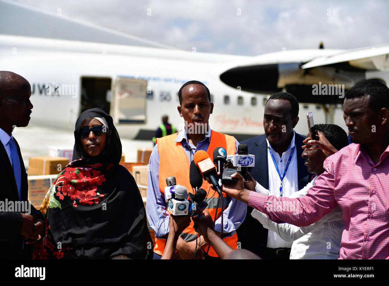 Le maire de Mogadiscio, Thabit Abdi Mohammed parle aux journalistes après avoir reçu un don de matériel médical de la part du gouvernement kenyan à Adan Adde International Airport le 17 octobre 2017. L'AMISOM Photo / Ilyas Ahmed Banque D'Images