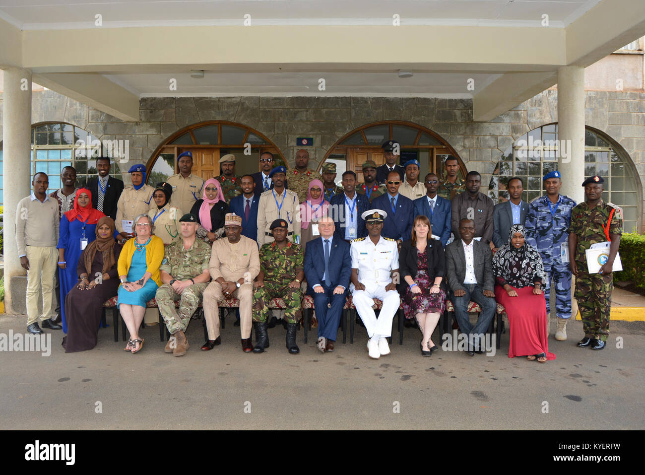 Les participants posent pour une photo de groupe lors de la cérémonie de clôture de la formation de formateurs pour la prévention du recrutement et de l'utilisation d'enfants soldats pendant les conflits armés s'est tenue à Nairobi, au Kenya, le 20 octobre 2017, l'AMISOM Photo Banque D'Images