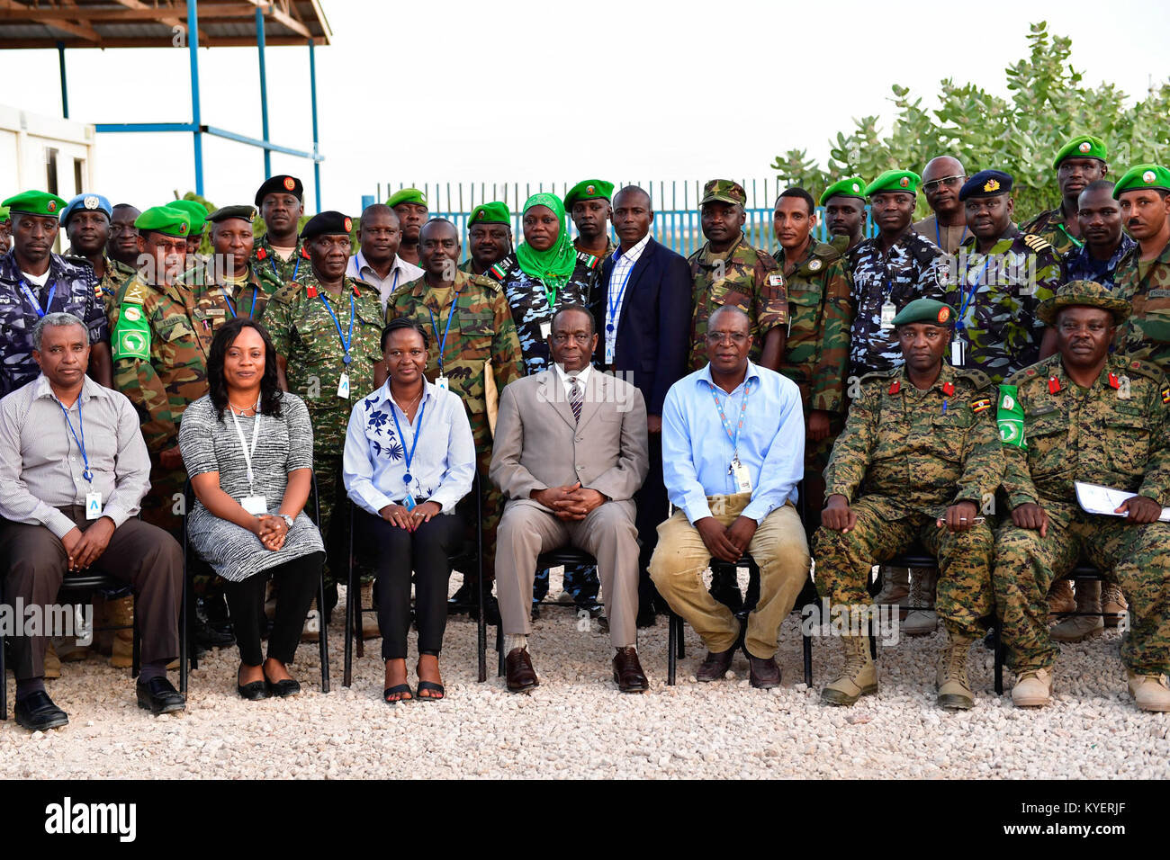 Hauts responsables militaires et policiers de la Mission de l'Union africaine en Somalie (AMISOM) posent pour une photo de groupe avec l'Ambassadeur Francisco Madeira, le Représentant spécial du Président de la Commission de l'Union africaine (SRCC) pour la Somalie et d'autres fonctionnaires des Nations Unies lors de la cérémonie de clôture d'un programme conjoint des Nations Unies et les commissions d'enquête de l'AMISOM à Mogadiscio l'atelier le 31 octobre 2017. L'AMISOM Photo / Ilyas Ahmed Banque D'Images