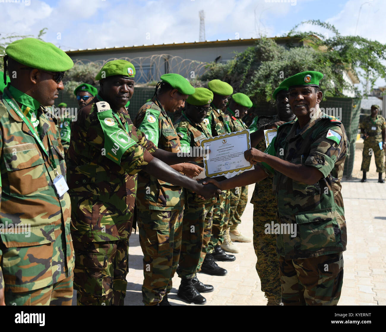 Le général Osman Noor Soubagleh remet un certificat lors d'une cérémonie de remise de médailles aux officiers militaires de l'AMISOM à Mogadiscio le 23 novembre 2017. Banque D'Images