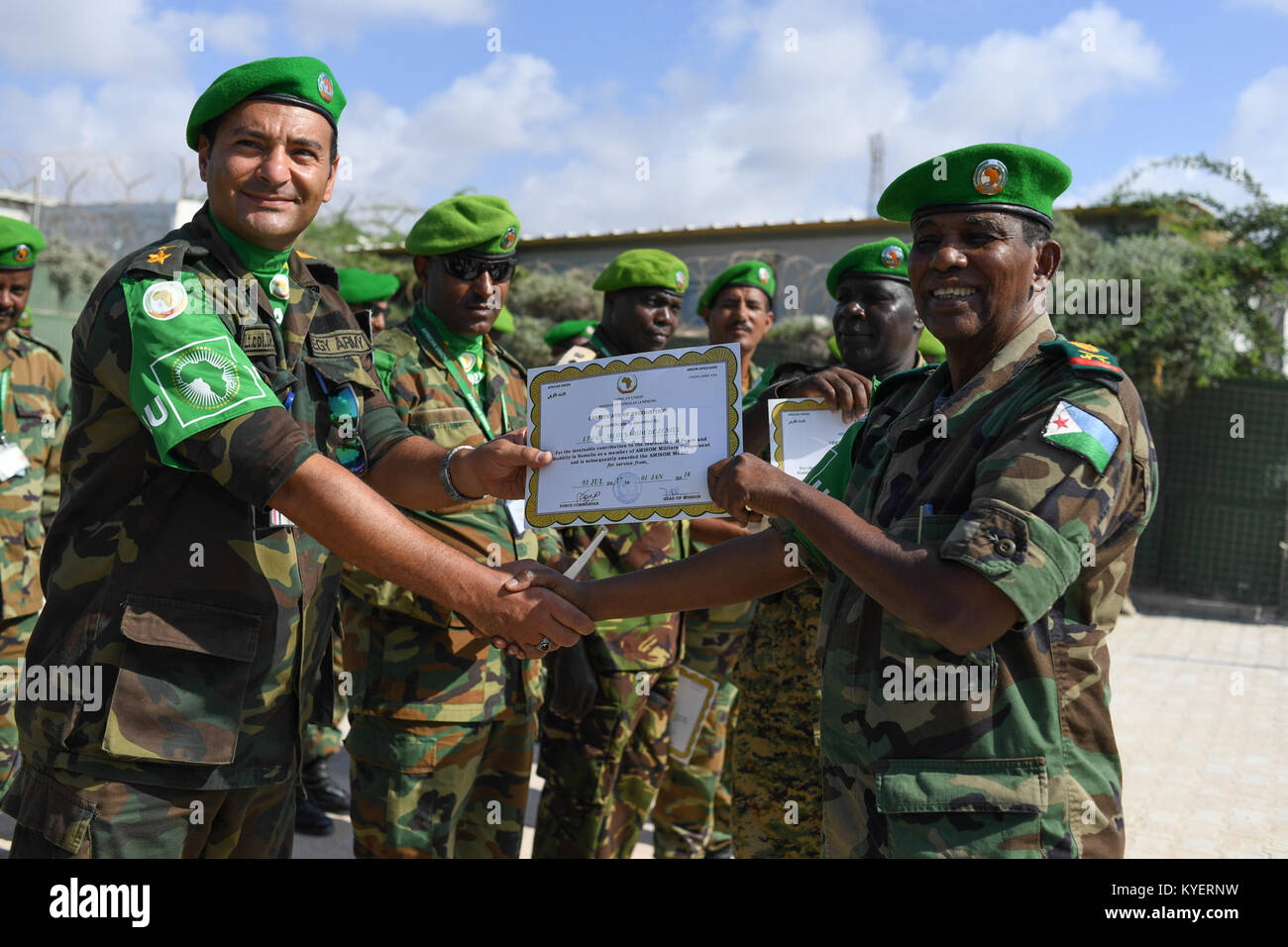 Le général Osman Noor Soubagleh, commandant de la Force de la Mission de l'Union africaine en Somalie (AMISOM), remet un certificat à un officier militaire de l'AMISOM lors d'une cérémonie de remise de médailles à Mogadiscio, en Somalie, le 23 novembre 2017. L’événement honore le service de l’officier. Banque D'Images