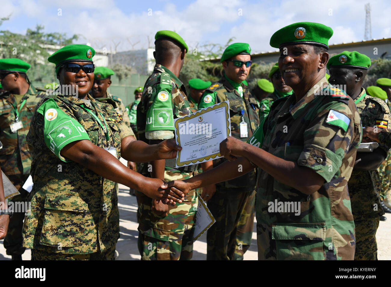 Le général Osman Noor Soubagleh, commandant de la Force de l'AMISOM, remet un certificat à un officier militaire de l'AMISOM lors d'une cérémonie de remise des médailles à Mogadiscio, en Somalie, le 23 novembre 2017. La cérémonie a reconnu les réalisations et le dévouement du personnel de l'AMISOM. Banque D'Images