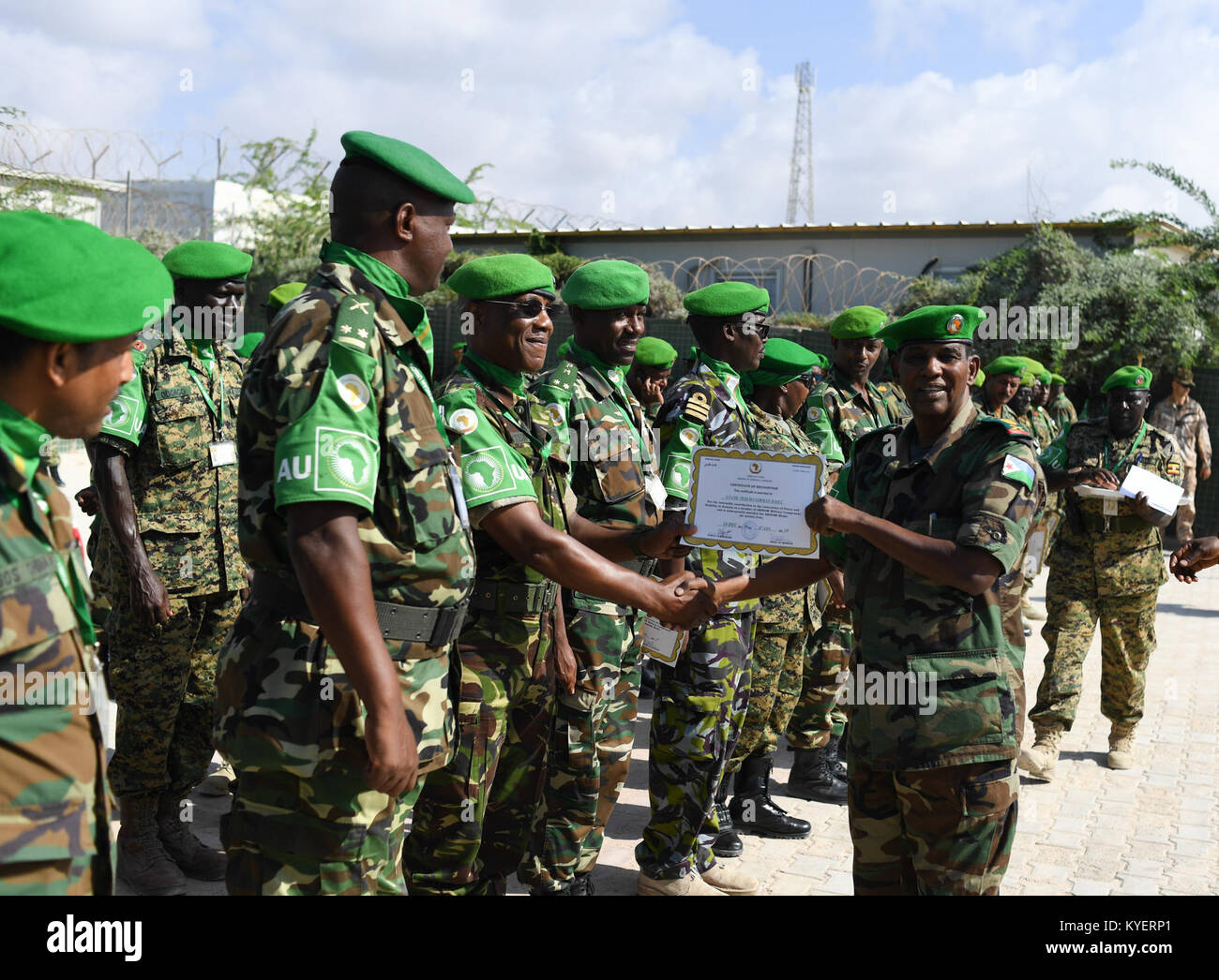 Photo du général Osman Noor Soubagleh, commandant de la Force de la Mission de l'Union africaine en Somalie, présentant un certificat lors d'une cérémonie de remise des médailles à Mogadiscio le 23 novembre 2017. Banque D'Images