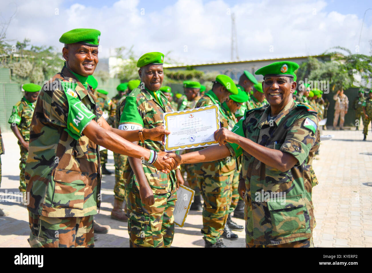 Le lieutenant-général Osman Nour Soubagleh, le commandant de la Force de la Mission de l'Union africaine en Somalie (AMISOM), les mains sur un certificat d'un officier militaire de l'AMISOM au cours d'une cérémonie de remise des médailles à Mogadishu, Somalie, le 23 novembre 2017. L'AMISOM Photo / Omar Abdisalan Banque D'Images