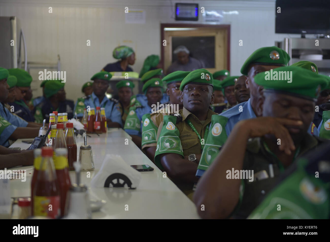 Des policiers servant dans le cadre de l'AMISOM assistent à une cérémonie à Mogadiscio le 28 novembre 2017, pour faire leurs adieux au commissaire de police Anand Pillay, qui a terminé son mandat avec la mission. La cérémonie met en lumière la collaboration entre les Casques bleus internationaux et les autorités somaliennes. Banque D'Images
