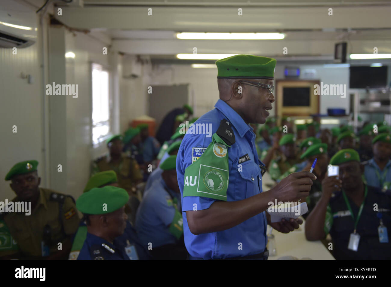 Les membres de l'équipe du leadership de la composante policière de la Mission de l'Union africaine en Somalie (AMISOM) assister à une cérémonie d'adieu au commissaire de police de l'AMISOM, Anand Pillay, qui a terminé son mandat de service auprès de la mission le 28 novembre 2017. Photo de l'AMISOM Banque D'Images