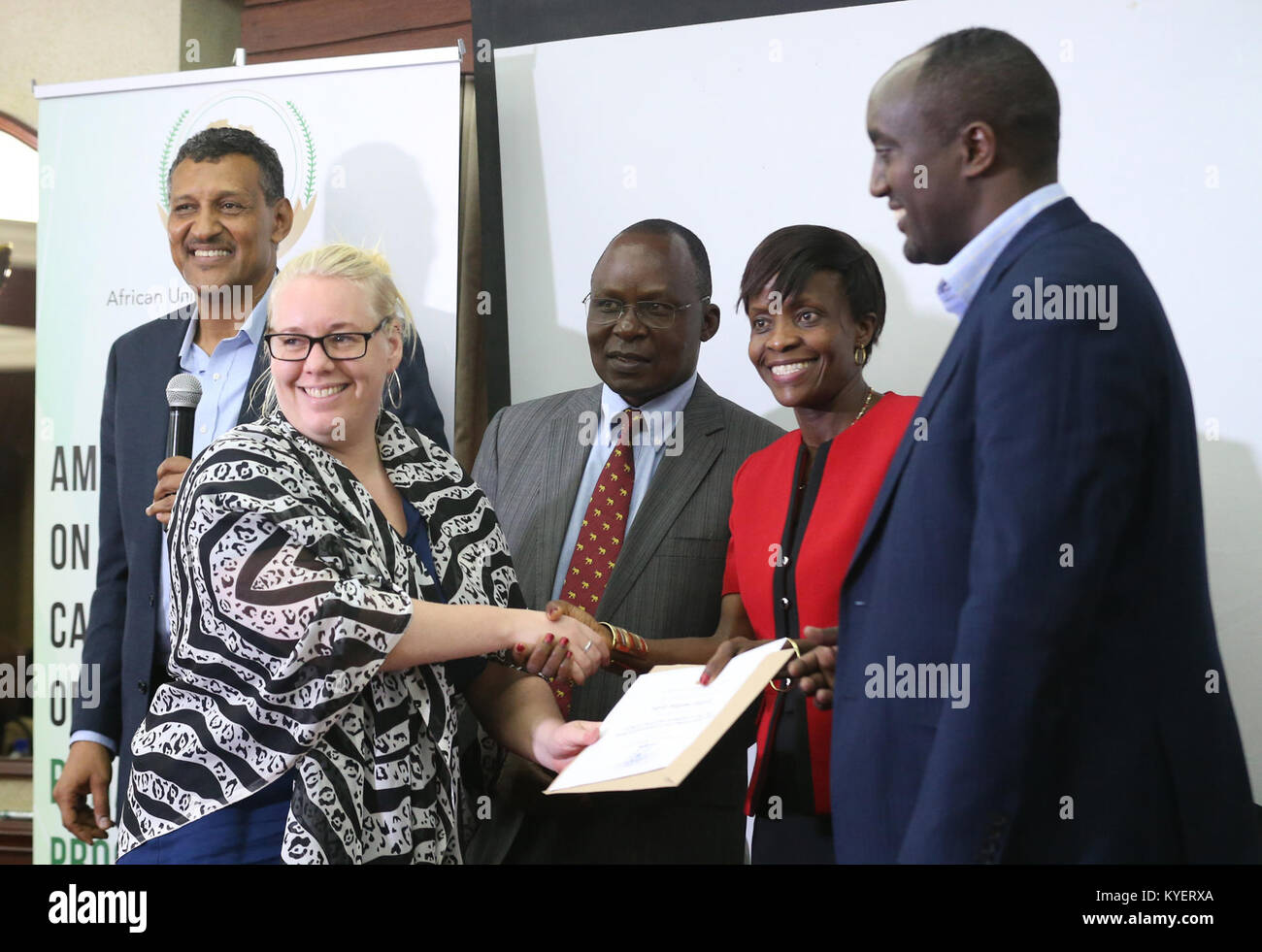 Abdirashid Ibrahim Mohammed (R) Directeur de programme de réadaptation transfuges flanqué avec le Dr C.Un Mertinon Mumma, Dr. Opiyo Ododa et M. Fadhil Karrar présenter un certificat d'Ingvild Magnes de Goesvik Institut norvégien des affaires internationales au cours de la cérémonie de clôture de l'atelier sur la réhabilitation des déserteurs et de lutter contre l'extrémisme violent Atelier pour la Somalie a tenu Nairobi, Kenya, le 30 novembre 2017. Photo de l'AMISOM Banque D'Images