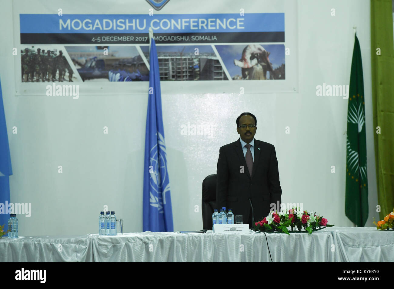 Mohamed Abdullahi Mohamed Farmaajo, Président du Gouvernement fédéral somalien, représente l'hymne national lors de la Conférence sur la sécurité en Somalie qui s'est tenue à Mogadiscio, en Somalie, le 4 décembre 2017. L'image a été prise par le photographe de l'AMISOM Omar Abdisalan. Banque D'Images