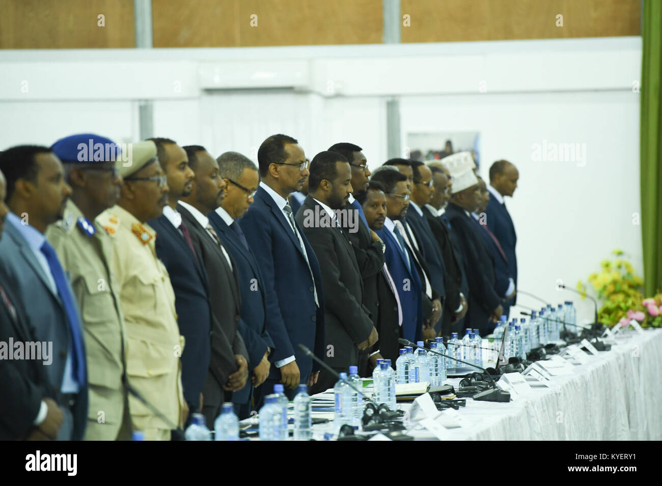 Une photographie des participants debout pour l'hymne national lors de la Conférence sur la sécurité en Somalie à Mogadiscio le 4 décembre 2017. L'événement était axé sur les questions de sécurité et la collaboration internationale pour la stabilité future de la Somalie. Banque D'Images