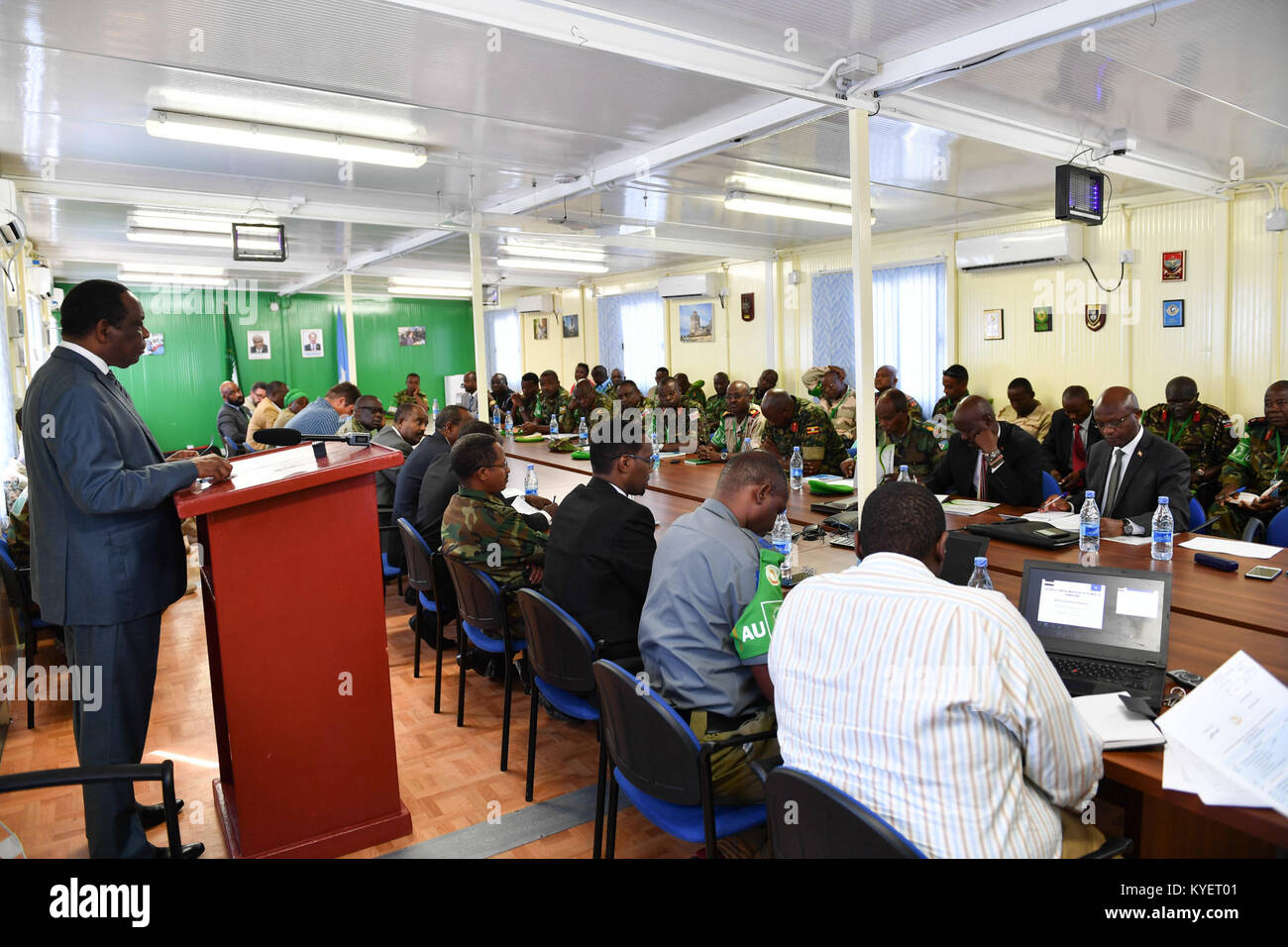 L'ambassadeur Francisco Madeira, le Représentant spécial du Président de la Commission de l'Union africaine (SRCC) pour la Somalie, parle au cours d'une session de remue-méninges tenue en avance sur le concept d'opérations, s'est réuni pour l'examen des hauts fonctionnaires de l'AMISOM et les ambassadeurs des pays fournisseurs de contingents (TCC) en Somalie, à Mogadiscio, Somalie, le 11 décembre 2017. L'AMISOM Photo / Omar Abdisalan Banque D'Images