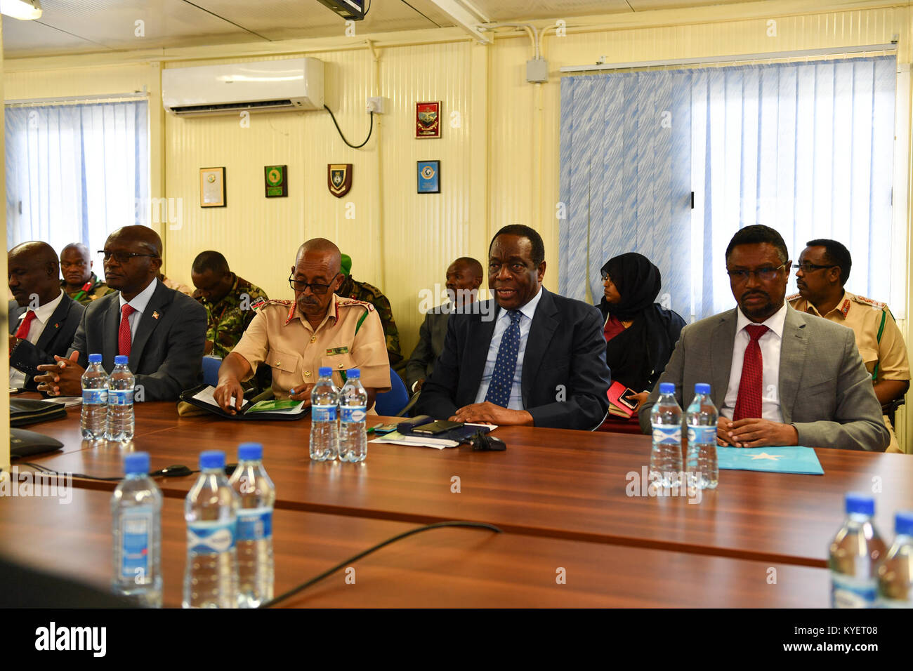Photographie des participants participant à une séance de réflexion à Mogadiscio (Somalie), avant l'examen du concept d'opérations, à laquelle ont participé des hauts fonctionnaires de l'AMISOM et des ambassadeurs des pays fournisseurs de contingents et du Gouvernement fédéral somalien. Banque D'Images