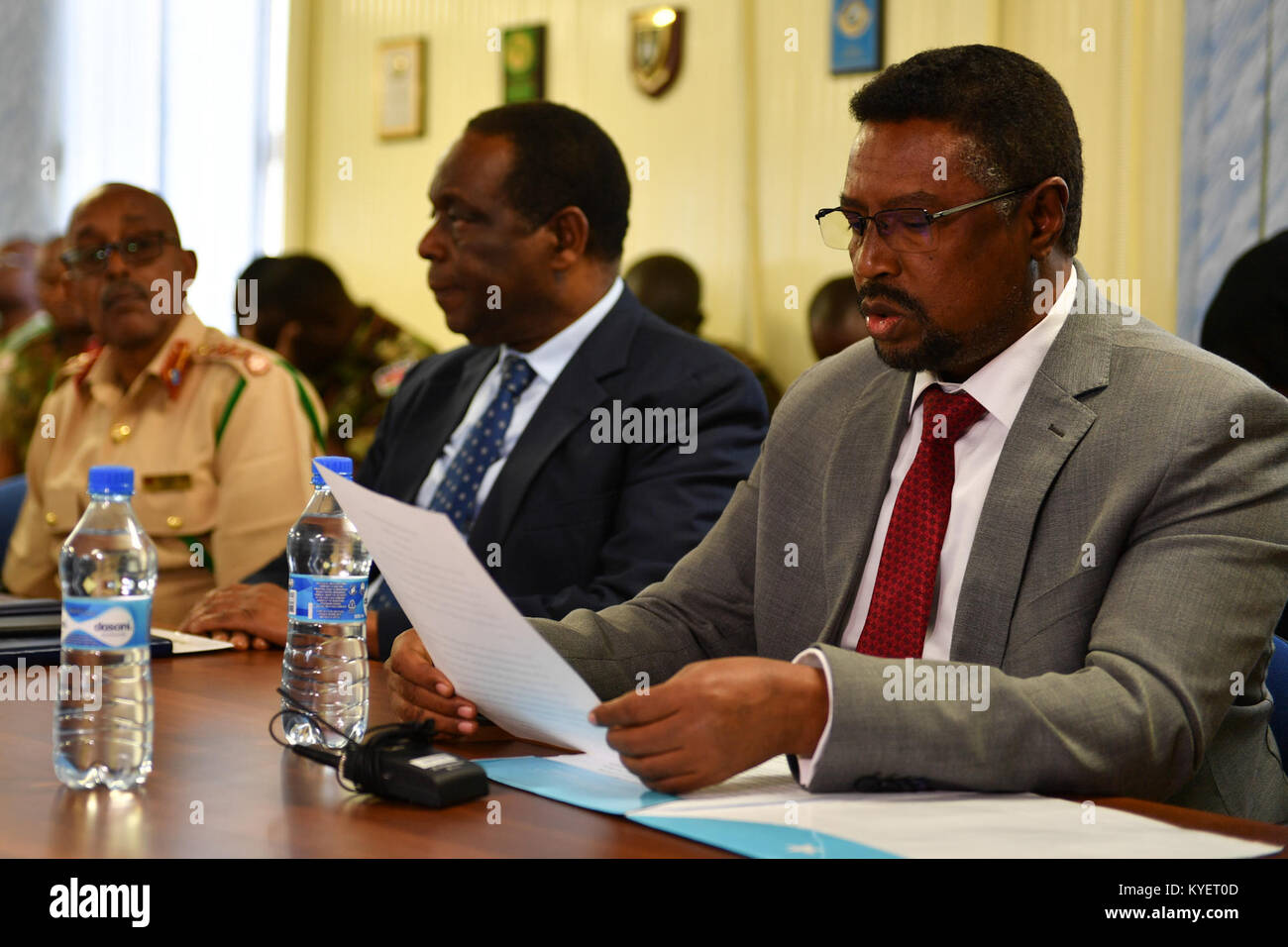 Mohamed Cheikh Abdirahman Mursal, La Somalie est ministre de la Défense, parle au cours d'une session de remue-méninges tenue en avance sur le concept d'opérations, s'est réuni pour examiner l'AMISOM des hauts fonctionnaires, des ambassadeurs des pays fournisseurs de contingents (TCC) en Somalie et le gouvernement fédéral de la Somalie (FGS) à Mogadiscio, Somalie, le 12 décembre 2017. L'AMISOM Photo / Omar Abdisalan Banque D'Images