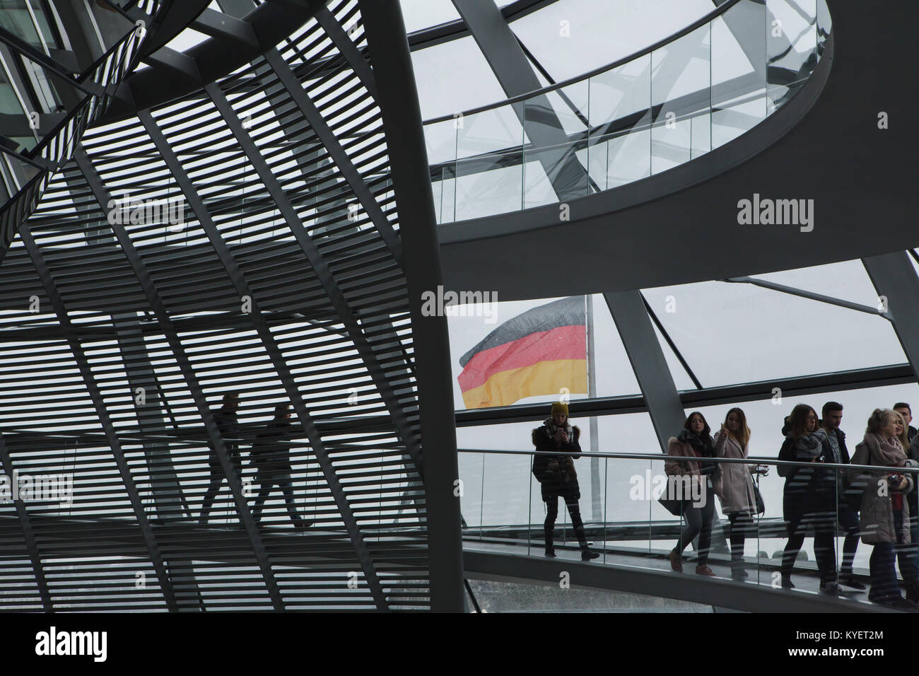 Les visiteurs à l'intérieur du dôme du Reichstag conçu par l'architecte britannique Norman Foster à Berlin, Allemagne. Banque D'Images