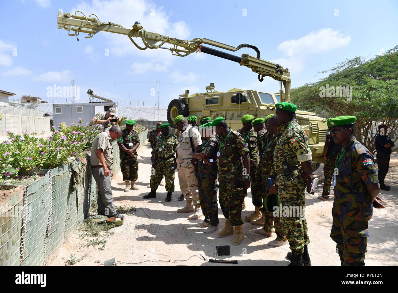 Les agents de l'UNMAS démontrer la détonation de différents types d'engins explosifs improvisés (EEI), réalisée pour les agents du personnel nouvellement déployés lors de la Mission de l'Union africaine en Somalie (AMISOM), Quartier général de la Force, à Mogadiscio, Somalie, le 20 décembre 2017. Banque D'Images