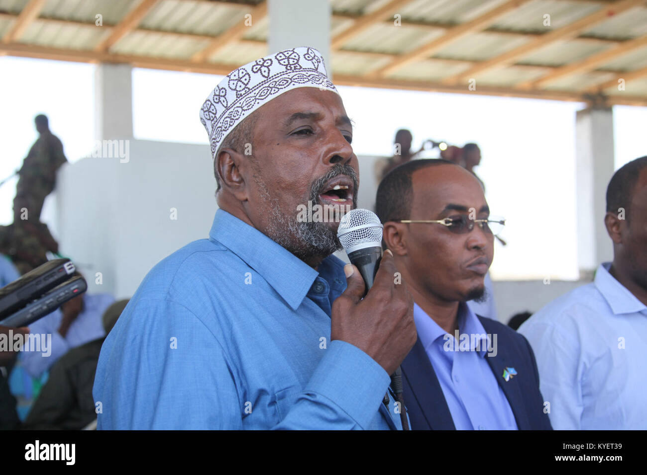 Abdulkadir Haji Mohamed, Vice-président de l'État parle Jubbaland lors d'une cérémonie pour marquer le 74e anniversaire de la Force de police somalienne à Kismaayo tenue le 20 décembre 2017. L'AMISOM Photo / Barut Mohamed Banque D'Images