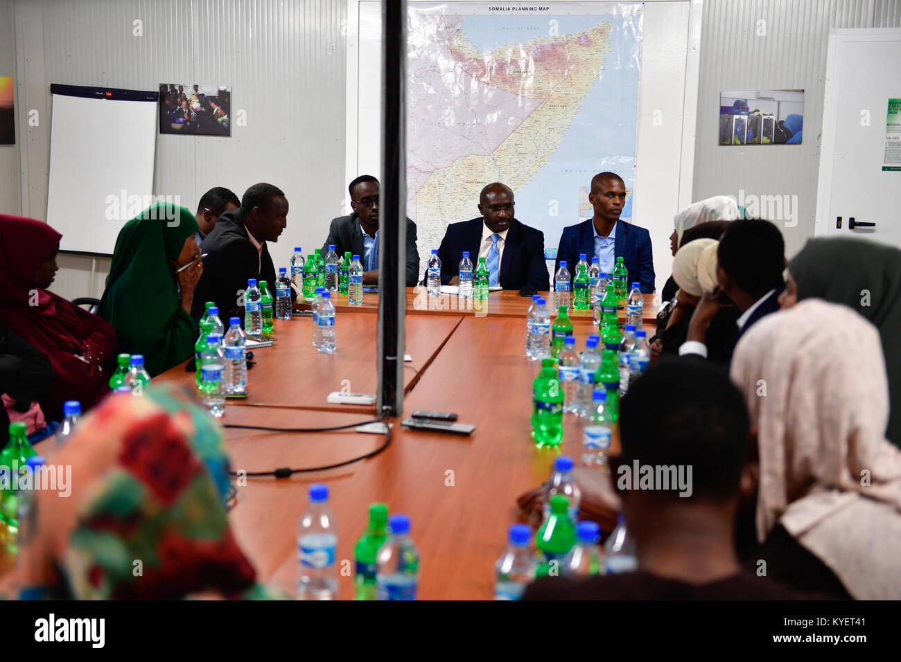 Simon Mulongo, le Représentant spécial adjoint du président de la Commission de l'Union africaine (DSRCC) pour la Somalie, rencontre les dirigeants et militants des jeunes Somaliens au quartier général de la Mission de l'AMISOM à Mogadiscio le 23 décembre 2017. L'AMISOM Photo / Ilyas Ahmed Banque D'Images