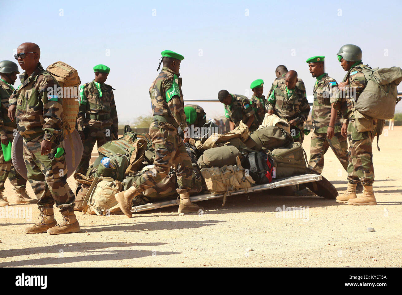 Des soldats djiboutiens de la Mission de l'Union africaine en Somalie (AMISOM) se préparent à quitter l'aéroport de Belet Weyne après avoir terminé leur mission en Somalie. L'image montre des soldats qui font leurs bagages pour le retour à Djibouti. Banque D'Images