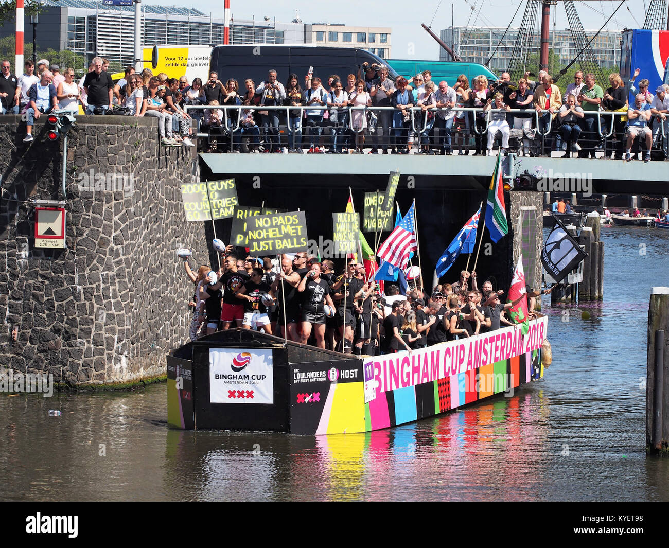 Une photographie du bateau 11 participant à la Bingham Cup lors de la canal Parade 2018 à Amsterdam. L'image met en valeur l'atmosphère vibrante et inclusive de l'événement. Banque D'Images