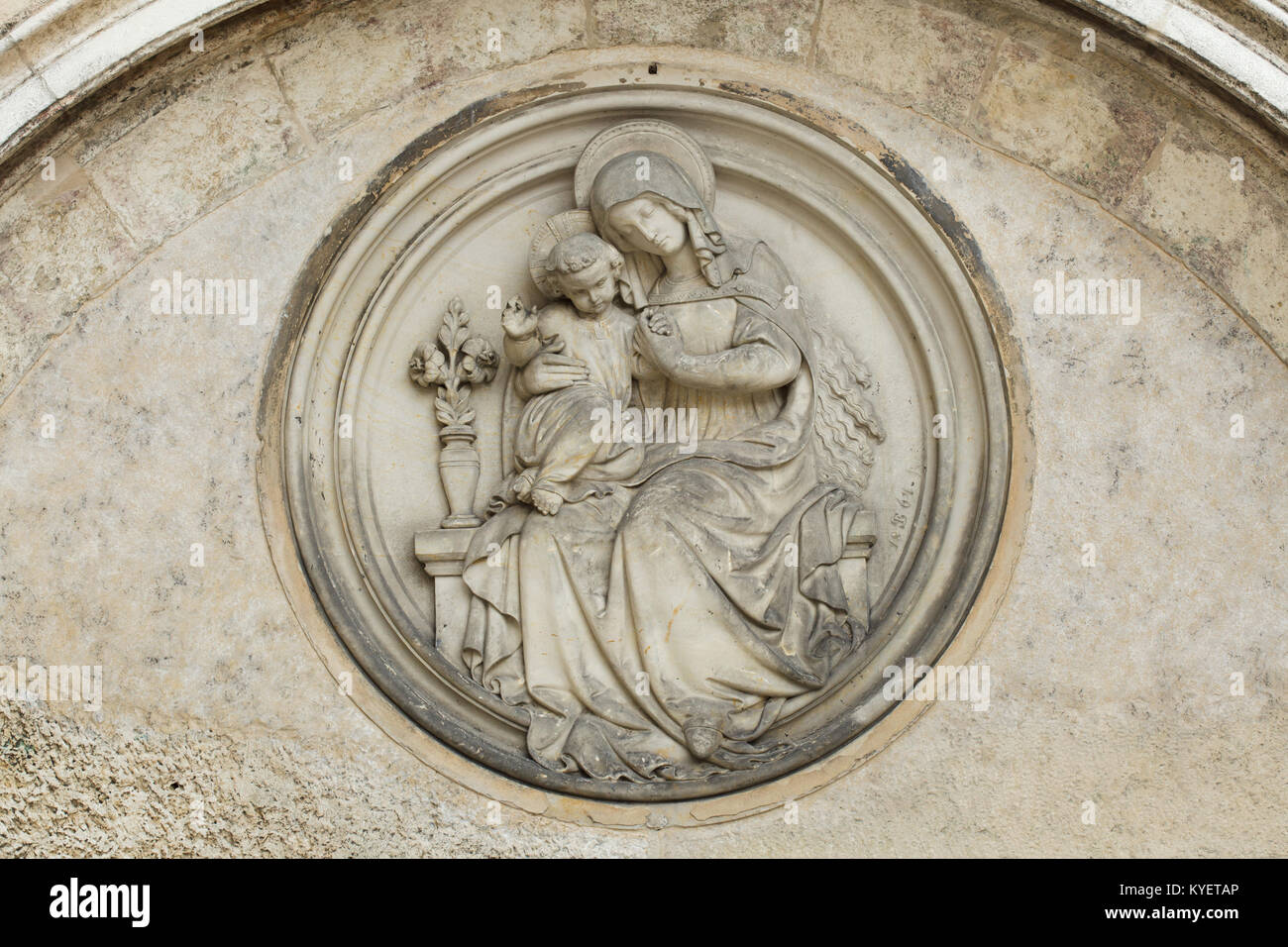 Vierge à l'enfant représenté sur le tympan de l'église Saint Ulrich (Dompfarrkirche Ortisei) de Ratisbonne en Bavière, Allemagne. Banque D'Images