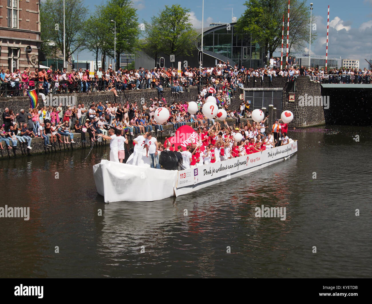 Voile 25113 DEnk je wel k aan zelfmoord, Canal Amsterdam 2017 Parade foto 1 Banque D'Images