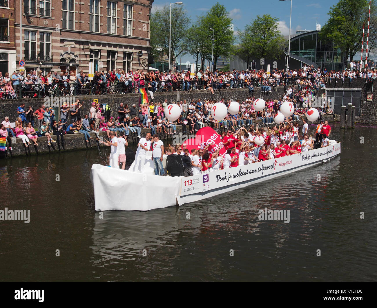 Voile 25113 DEnk je wel k aan zelfmoord, Canal Amsterdam 2017 Parade foto 2 Banque D'Images
