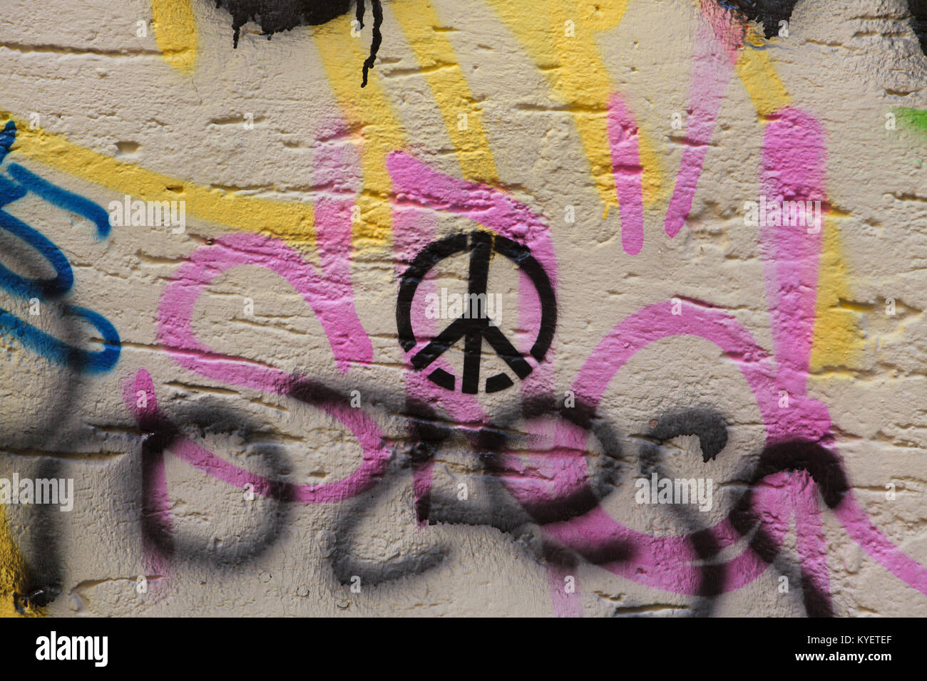 Symbole de la paix représenté sur le mur de Ratisbonne en Bavière, Allemagne. Banque D'Images