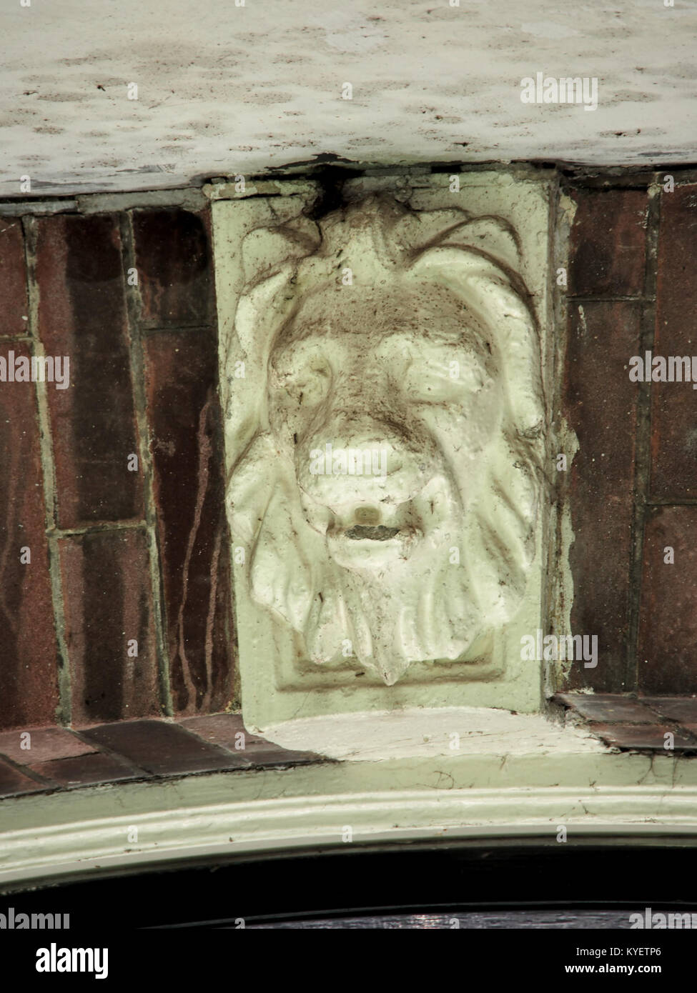 Une photographie historique du bâtiment à Henri Polaklaan 19-21, montrant son architecture et les détails de la pierre de fermeture de la structure, une caractéristique importante dans la conception du bâtiment historique. Banque D'Images