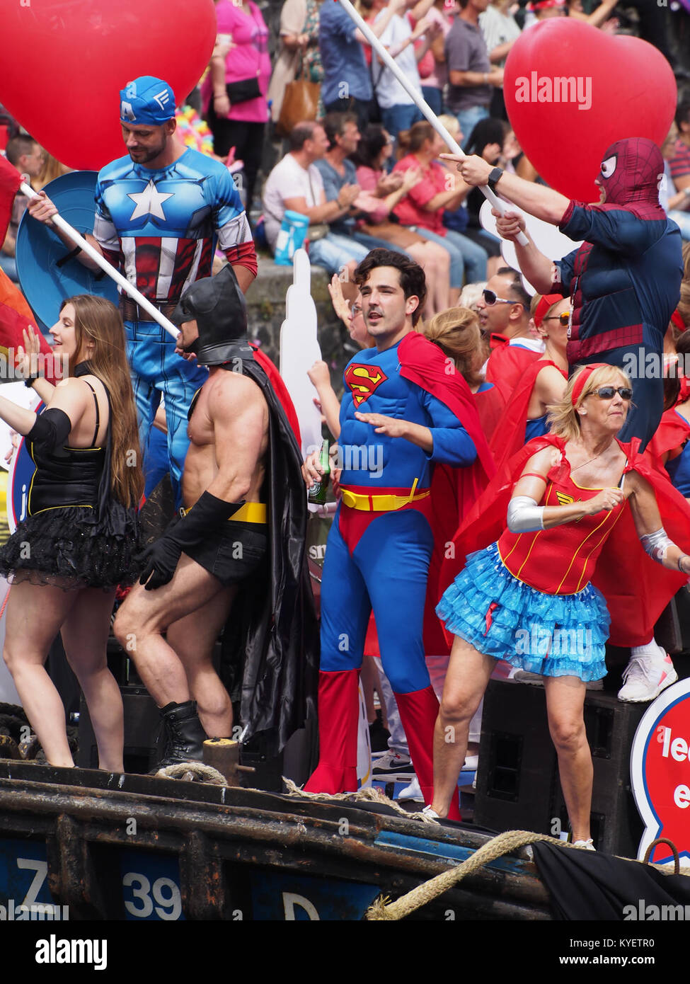 Boat 57 OLVG présenté lors de la canal Parade à Amsterdam, 2017, mettant en vedette la célébration culturelle de la ville. Banque D'Images