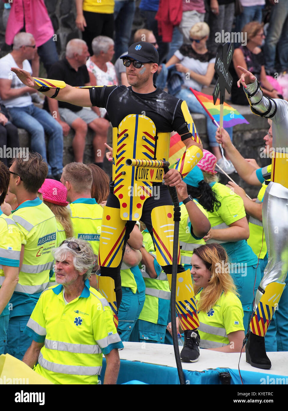 Une scène de la parade des canaux d'Amsterdam de 2017 montrant le bateau ambulance 59 dans la parade. Banque D'Images