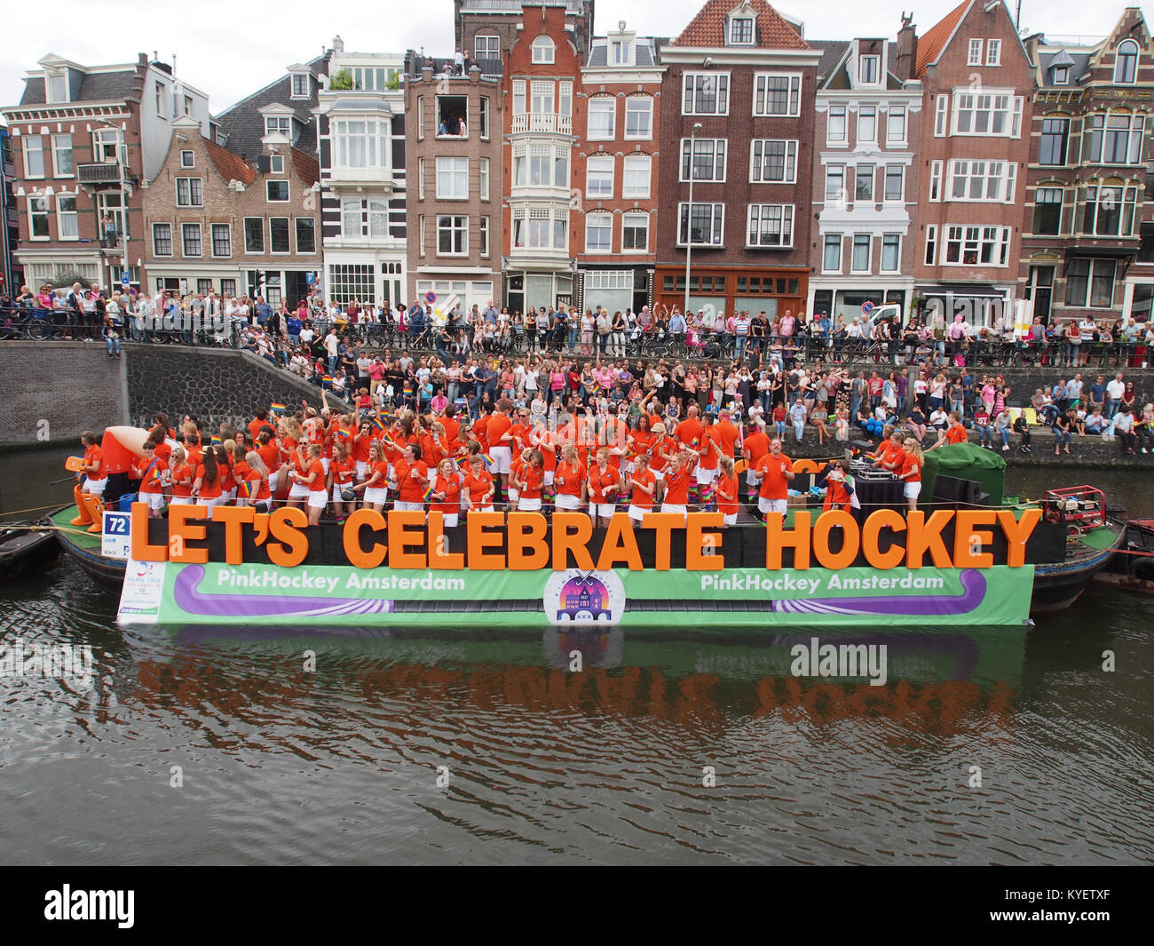 Une photographie de la Parade des canaux d'Amsterdam de 2017, montrant le bateau 72, 'PinkHockey', alors qu'il participe à la célébration annuelle LGBTQ+. L'image capture le bateau se déplaçant le long du canal, entouré de décorations festives et de spectateurs. Banque D'Images