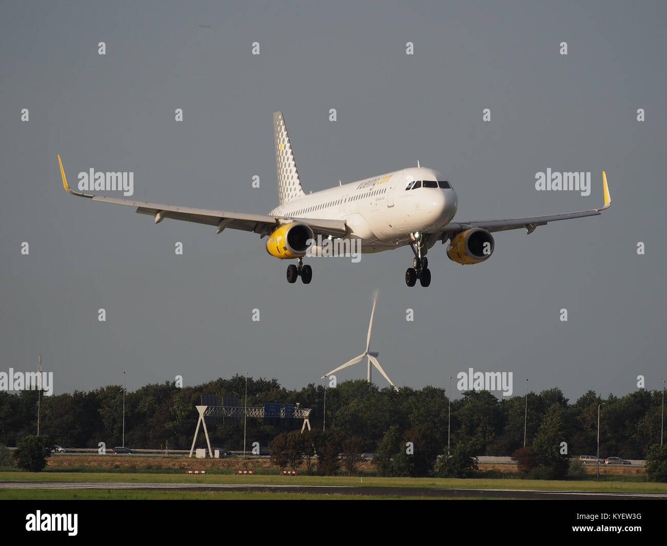 Vueling Airbus A320-232(WL), immatriculé EC-MFM, atterrissant à l'aéroport de Schiphol (AMS - EHAM) à Amsterdam, pays-Bas. Banque D'Images