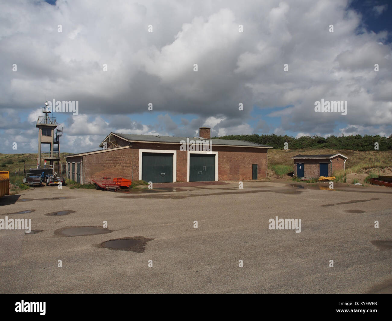 Photographie d'un ancien bâtiment militaire situé sur Burgemeester Breebaartweg à Sint Maartenszee, pays-Bas, montrant l'architecture et l'importance historique de la structure. Banque D'Images
