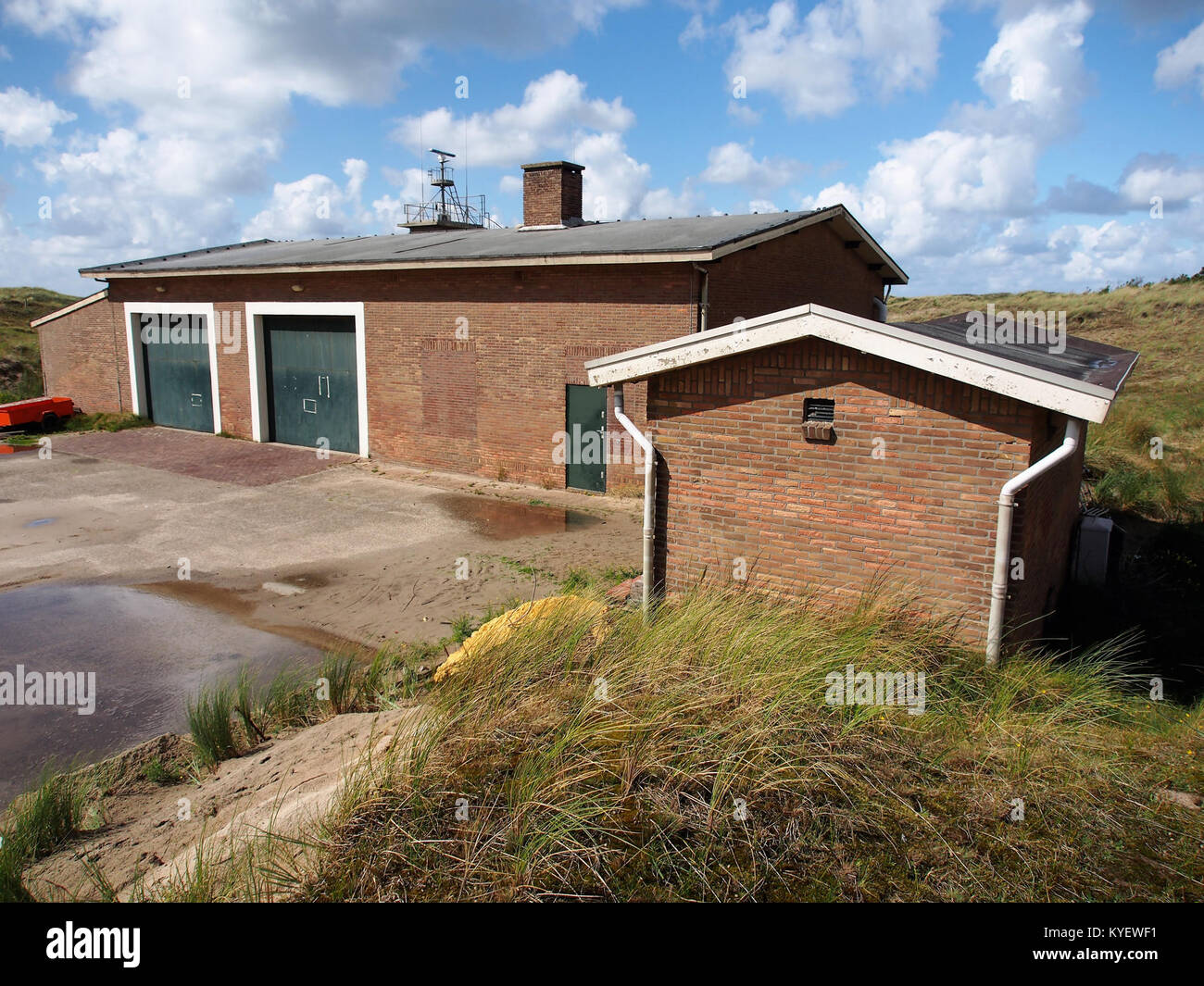 Une photographie historique de l'ancien bâtiment militaire sur Burgemeester Breebaartweg, situé à Sint Maartenszee, pays-Bas. Banque D'Images