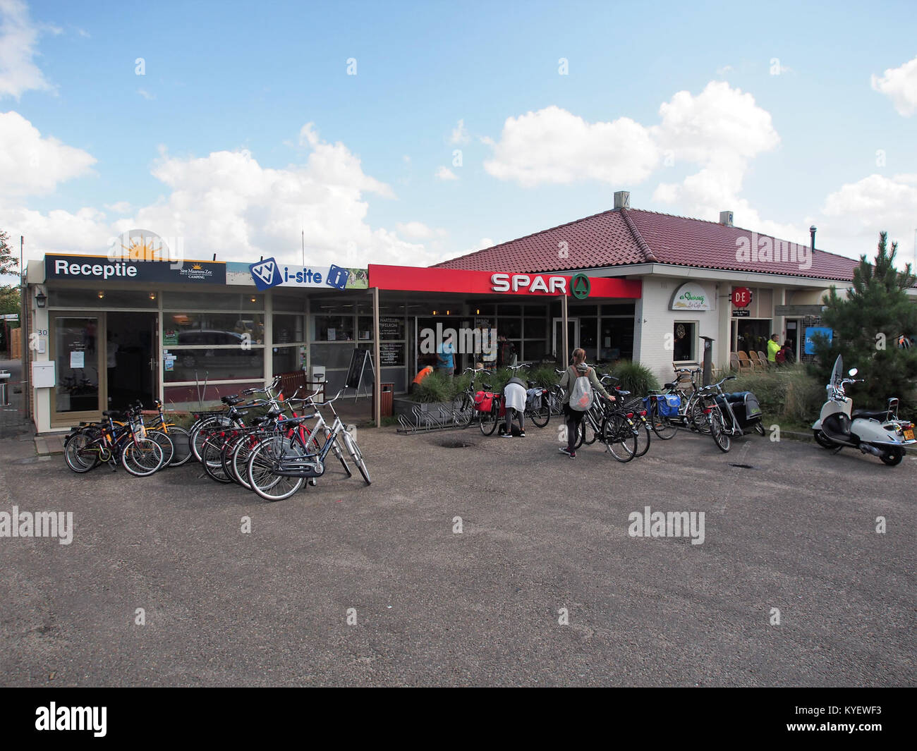 Une photographie du Gloster Meteor F8 EG224 K-K5, prise à Bruxelles en septembre 1996. L'avion est un chasseur à réaction britannique, montrant ses marques distinctes et ses capacités de vol. Banque D'Images