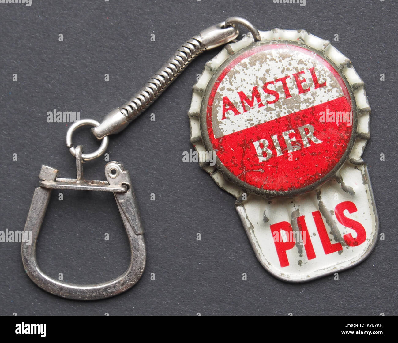 Un porte-clés arborant la marque Amstel Bier Pils, une bière néerlandaise populaire, symbolisant le statut emblématique de la marque dans la culture néerlandaise. Banque D'Images Un porte-clés arborant la marque Amstel Bier Pils, une bière néerlandaise populaire, symbolisant le statut emblématique de la marque dans la culture néerlandaise. Banque D'Images