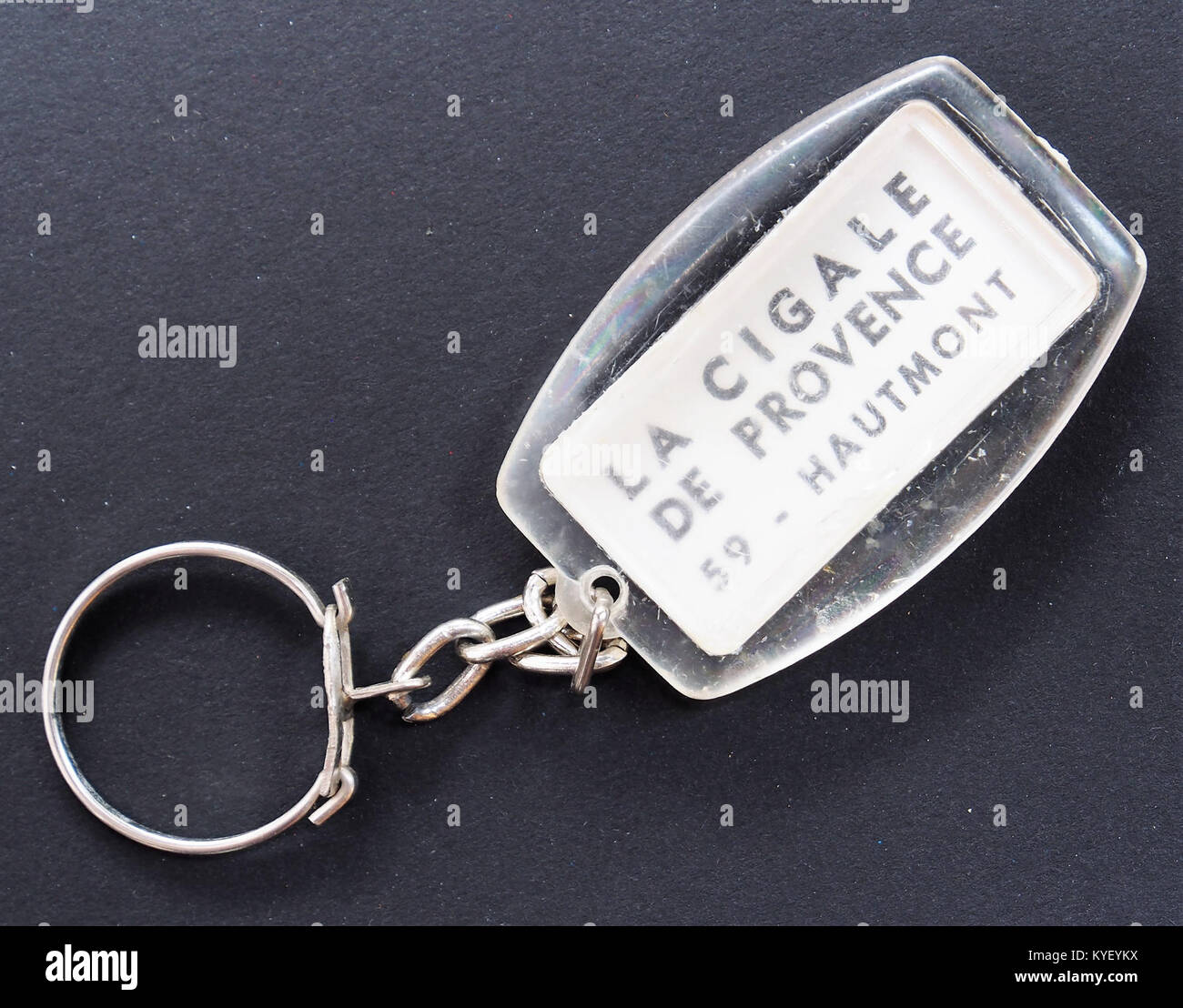 Une photographie mettant en scène une scène ou un élément clé lié à la Renault Dauphine, une voiture de collection, avec le restaurant la Cigale à Hautmont en toile de fond. L'image capture un moment dans la culture automobile européenne du milieu du XXe siècle. Banque D'Images