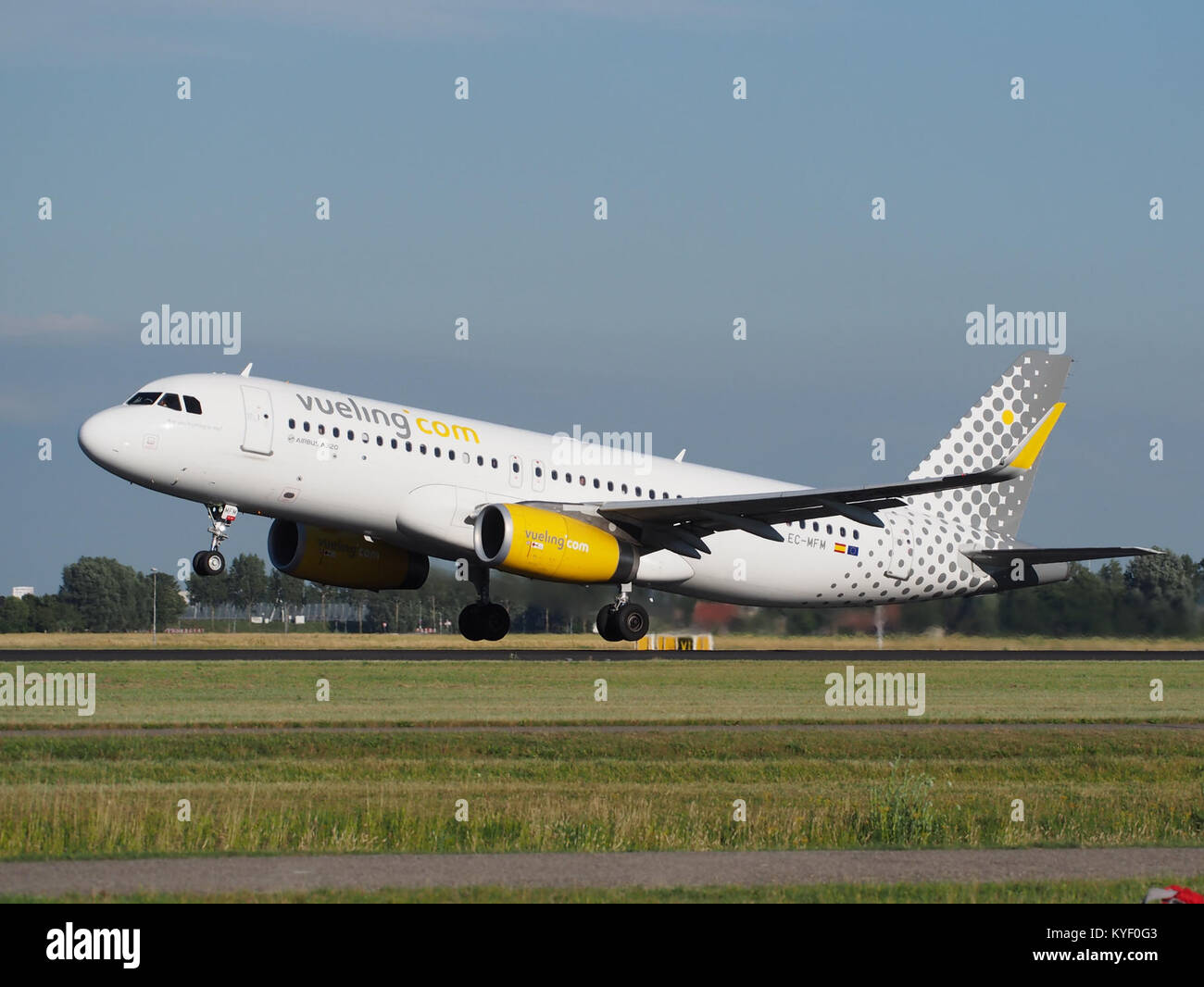 EC-MFM, un Airbus A320-232(WL) de Vueling, est capturé au décollage de l'aéroport de Schiphol, Amsterdam. L'avion fait partie de la flotte de Vueling, un important transporteur européen low-cost. Banque D'Images